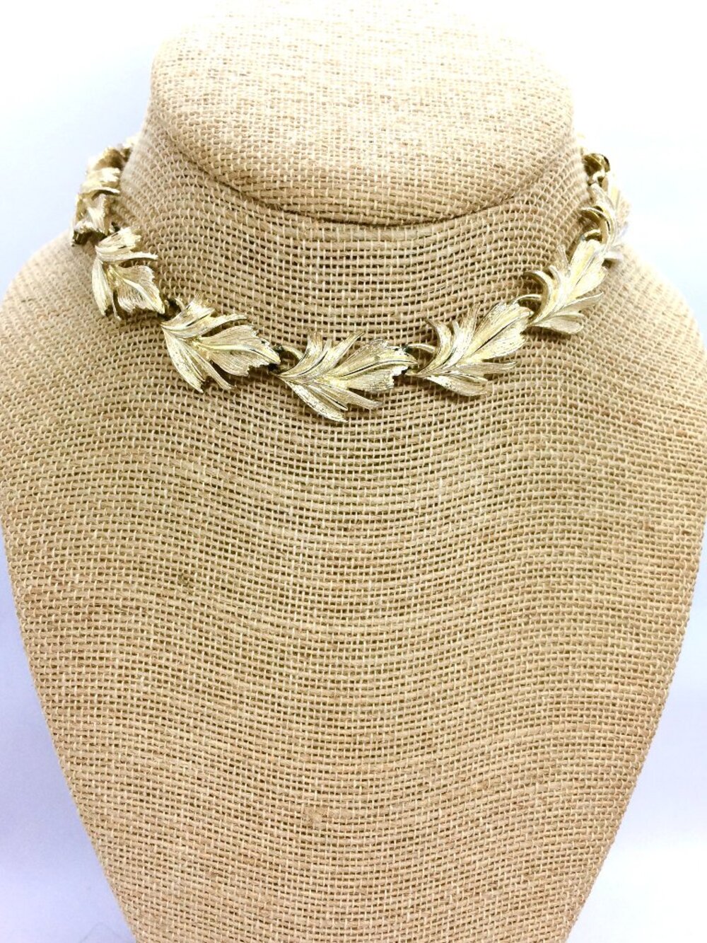 VINTAGE LISNER NECKLACE Gold Tone Textured Leaf Choker MCM Adjustable Signed